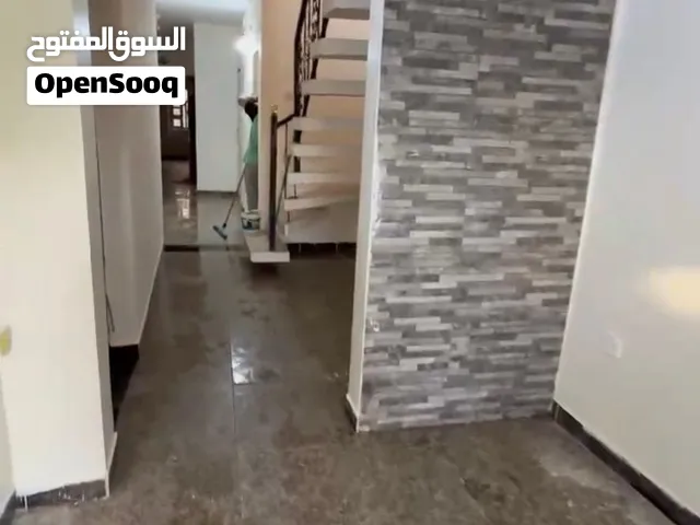 بيت للايجار في منطقة العامرية 150 متر بناء طابقين ، اربع غرف نوم و صحيات عدد اثنان