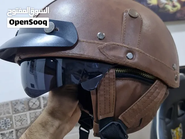 خوذة بشكل انيق مغلفة بالجلد الفخم ماركة معروفة نضافة 95% قياس L لارج