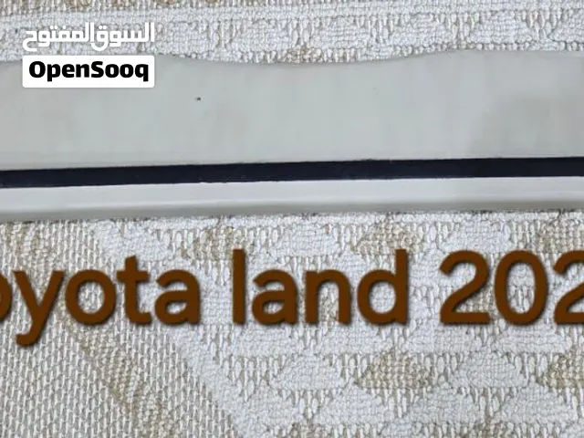 اغراض تويوتا لاندكروز وهونداي توسان