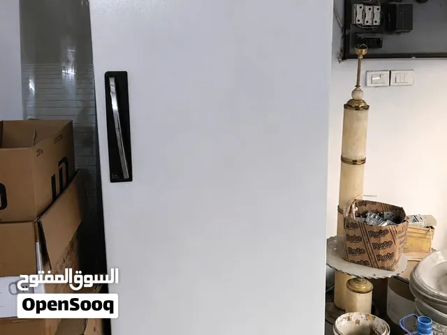 فريزر للبيع، حالتها ممتازة، استعمال خفيف وشغالة 100٪. المقاسات: الطول 170 سم العرض 80 سم