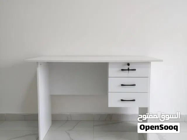 طاولة مكتبية عملية بتصميم عصري مع أدراج مدمجة لتنظيم الأدوات A practical, modernly designed office d