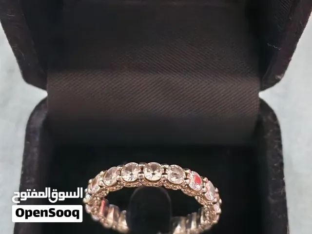 دبلة فضة نسائية مطعمة بفصوص زاركون