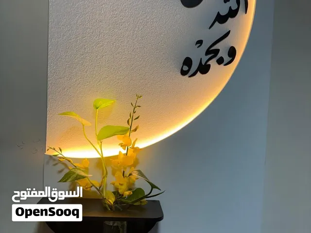 لوحة ديكور جدارية مودرن بإضاءة خلفية – تصميم أنيق