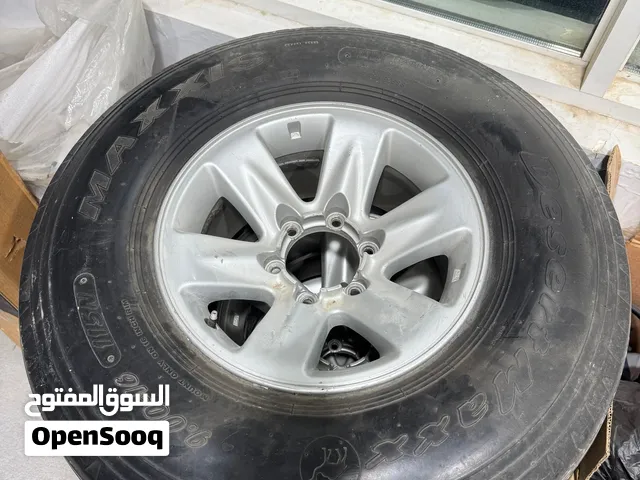 للبيع رنقات فتك اصليات قياس 16 راكبات عليهم  تواير تسعمية من شركة maxxis