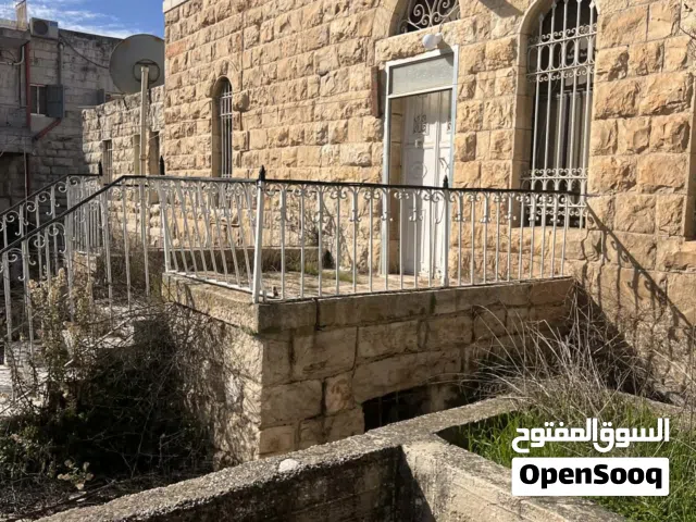 بيت قديم ومحلات للبيع