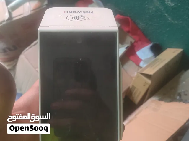 دفع إلكتروني (POS) بيضاء اللون، ويبدو أنها تعمل بنظام أندرويد