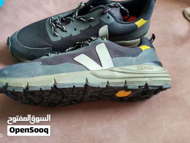 كوتشي ماركة Vibram جديد مقاس 41 أصلي صناعة برازيلي