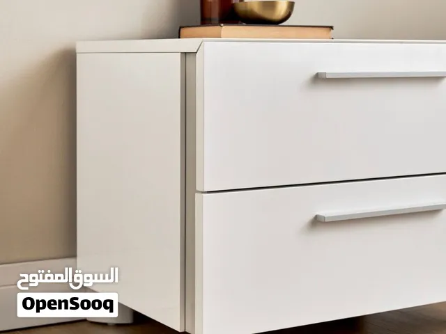 طاولة جانبية / طاولات سرير (Nightstand) من هوم سنتر - حالة ممتازة