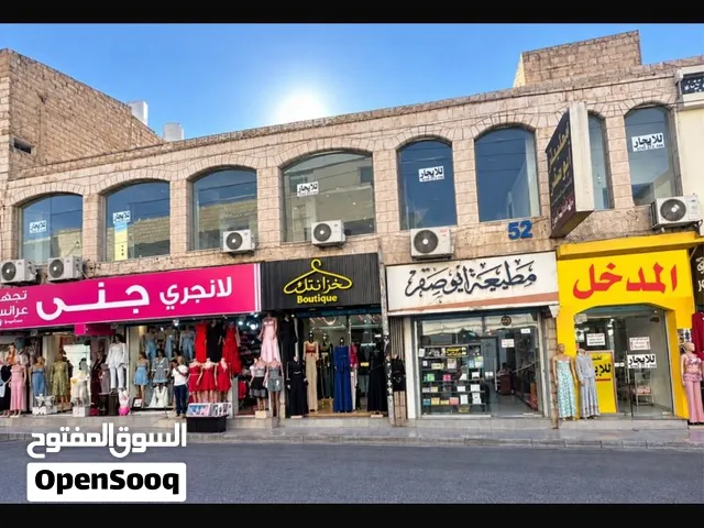 عقار ضخم وكبير مدخل رئيسي مع طابق ثاني