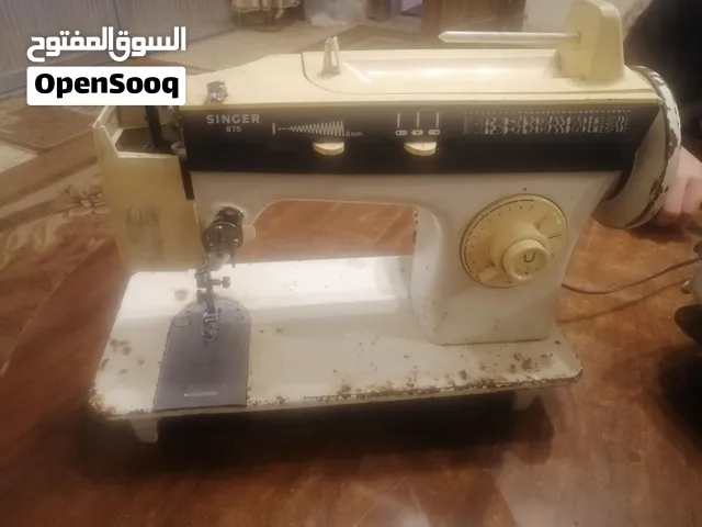 ماكينة خياطة سنجر للبيع شغالة بس فيها كسر بسيط من فوق مش مأثر عليها