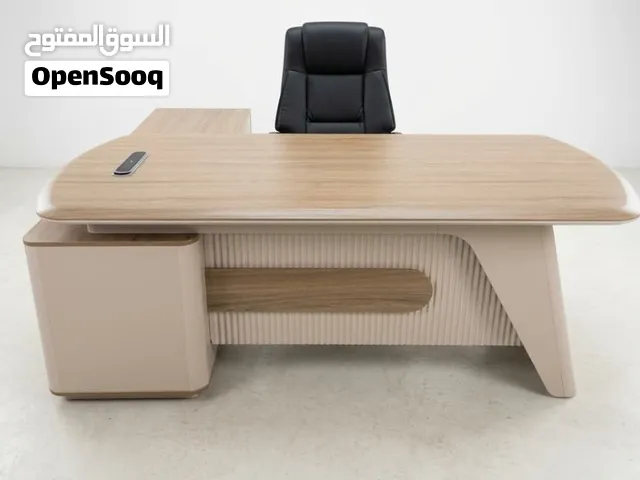 مكتب إداري فاخر وعصري بتصميم أنيق