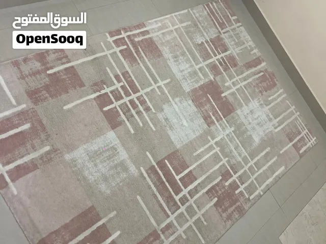 سجادة جميلة وأنيقة وردية وأنثوية