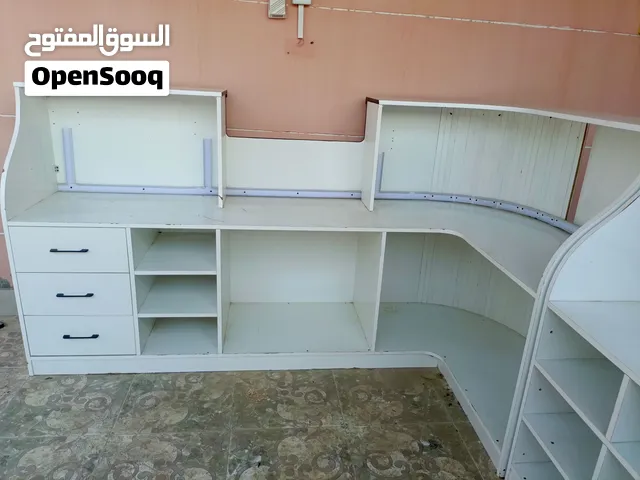 كونتر خشبي للمحاسبة والخدمة فيه تسليكات لكيبل الكهرباء لاستخدام الكهرباء في تشغيل الاجهزة