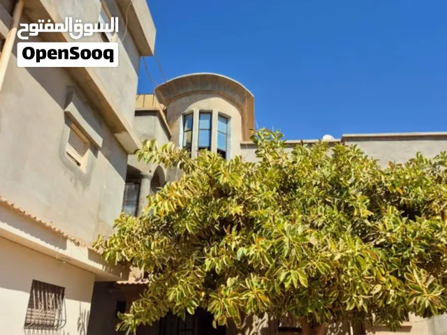 مساحة الارض 1000و40متر  مسقوف الحوش 270 و الملحق الخارجي 150 يبعد ع الرئيسي من الجيهتين 200متر و 400