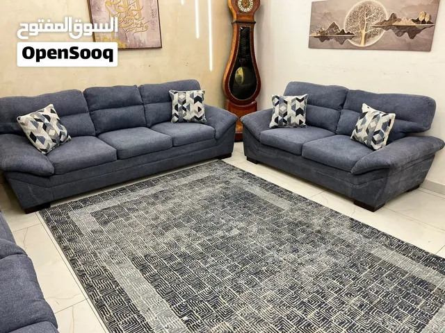 طقم  ( أمريكي  )   فخم جدآ   يتكون من 7مقاعد مريحه للجلوس  تنجد ولا خدش   ولا غلطة