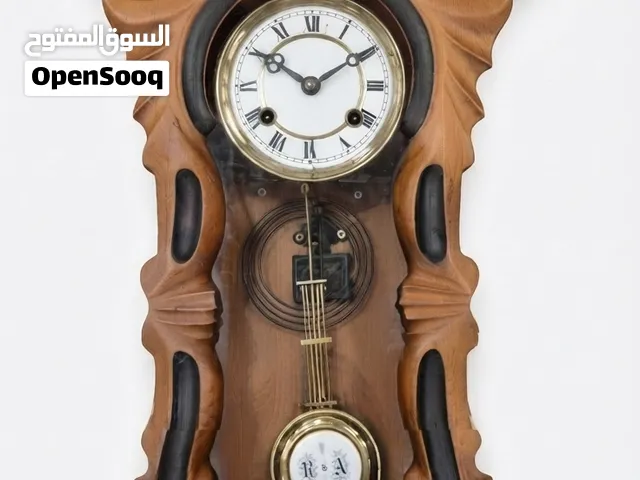 #ساعه هلمت المانيا الغربيه مصنوعه يدويا من ارقى انواع الخشب بالعالم وهي لاتزال محتفظه بنظارتها