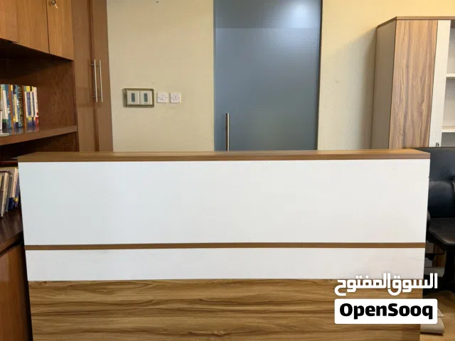 للبيع طقم طاولة استقبال عمل مع خزانة ملفات و كنبتان لذر
