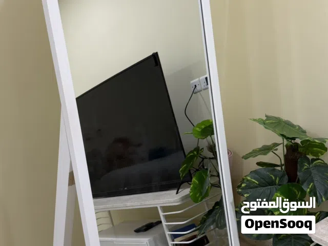 مرآة طولية أنيقة وقائمة بحجم كبير – بحالة ممتازة