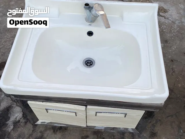 أطقم حمامات مستعمله مع مغاسل