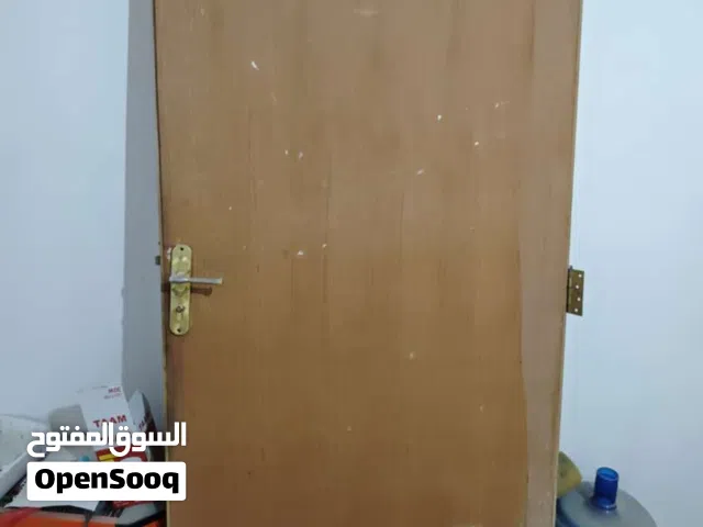 باب خشبي الغرفه