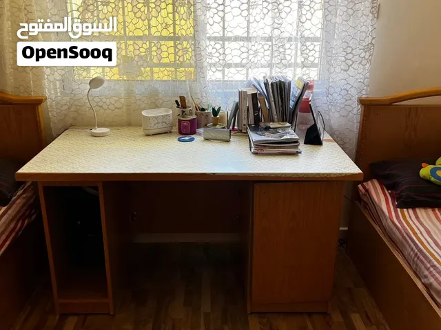 غرفة للبيع بحالة جيدة جداا.خشب زان اصلي بلون مميز وجودة متينة ومفصل من ارقى محلات العقبة للاثاث