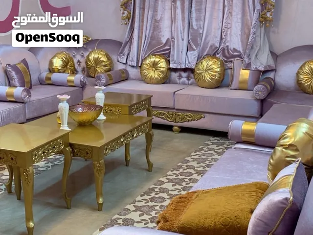للبيع مجلس كنب فاخر تفصيل – استخدام نظيف جدًا .