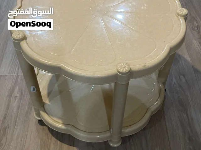 طاولة بعجلات