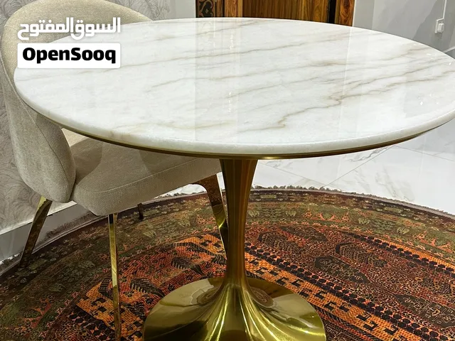 طاولة طعام مع كرسي
