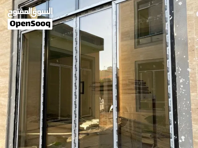 تفصيل ابواب المنيوم دبل سرايا ونوافذ المنيوم وشطرات وتركيب شاورات زجاج وزجاج سكريت وستركشن