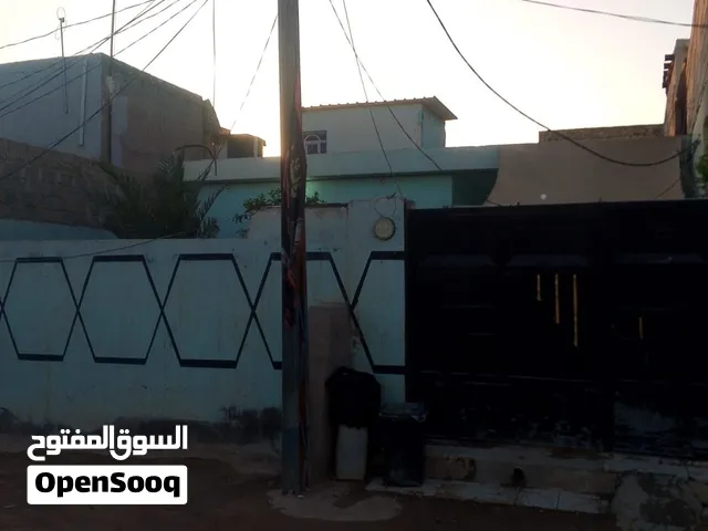بيت 200متر طابق واحد مقابيل باب خروج المطار بيت حلو ونضيف حديقه جبيره