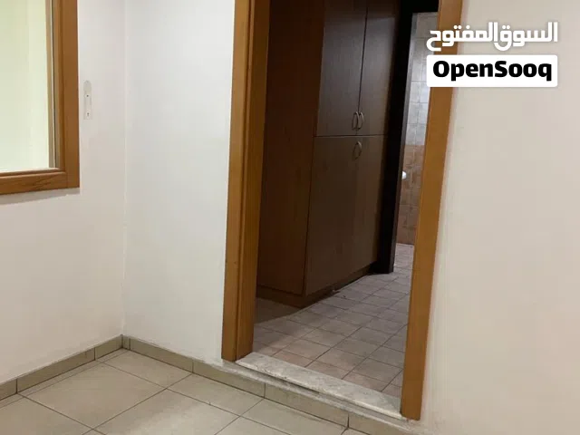 مجمع تجاري فاخر جدا للايجار على طريق المطار الرقم المرجعي : 48117