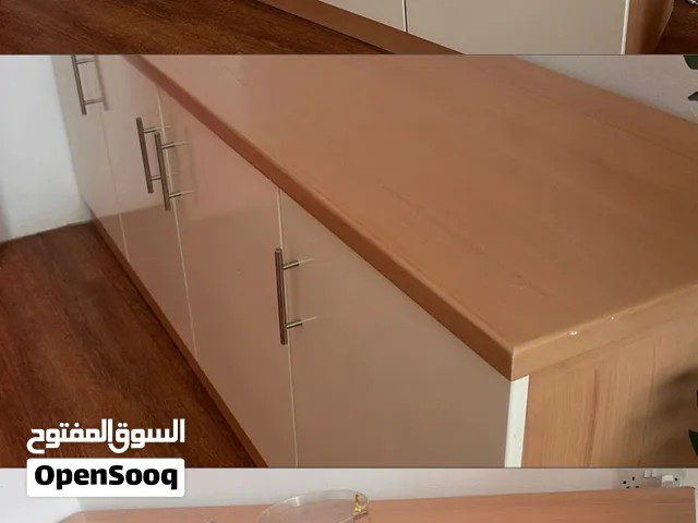 طاولة خشب مع ادراج واسعة ممتازة بجودة عالية ضد الماء ، استخدام 4 اشهر فقط