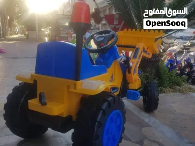 جرافه و حفاره  ركوب بدالات جنزير. او كهرباء شحن مع اصوات واضاءه