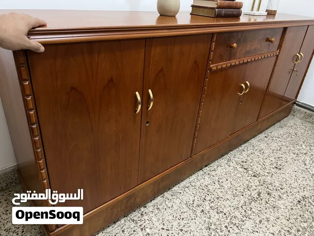 للبيع: دولاب ملابس (كبت) خشبي كبير متين + علاقة ملابس بحالة ممتازة جداً