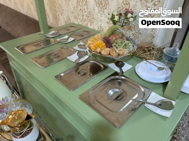 طاولة بوفيه متنقله