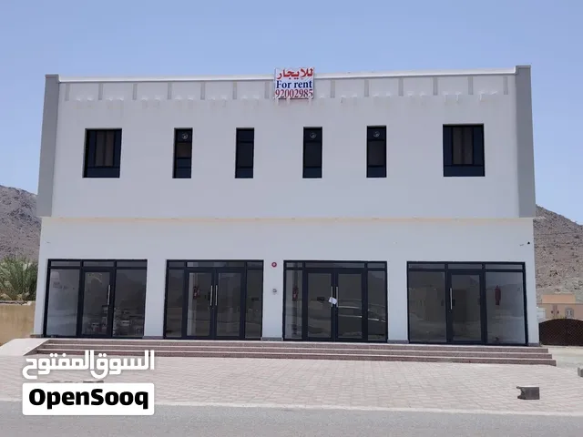 مبنى تجاري للإيجار في الرستاق الوشيل – 4 محلات وشقتان سكنيتان وبيزمنت