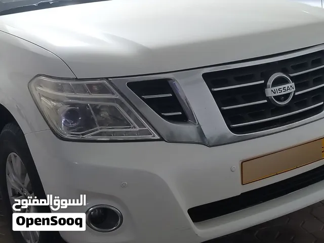 نيسان باترول 2015 LE Platinum، SUV خليجي مرخصة، لون أبيض، 8 مقاعد، أوتوماتيك، بنزين