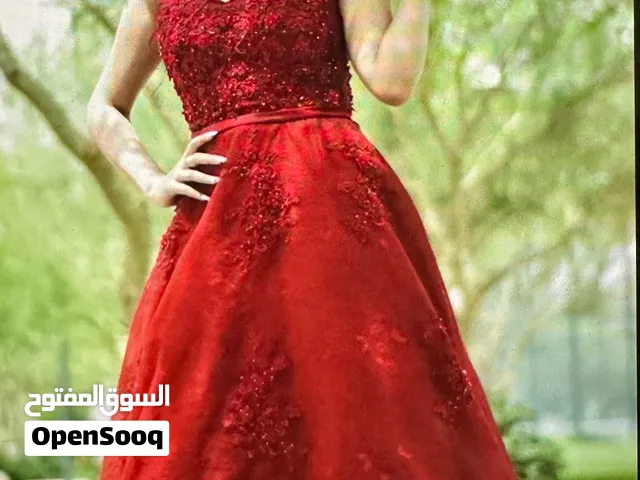 فستان سهرة لونه احمر غامق