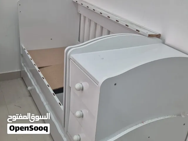 سرير أطفال متعدد الاستخدامات مع أدراج تخزين للبيع - 200 فقط! Convertible White Baby Crib