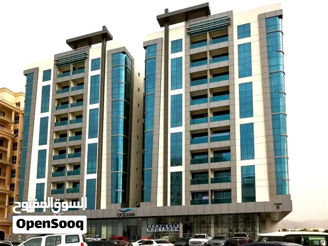 شقة غرفتين وحمامين ومطبخ مع غرفة عاملة في برج سكني عند فندق شيدي شارع 18 نوفمبر قريبا البحر للايجار