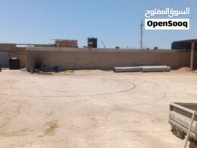 هنكر مفتوح m400  مع مخزن 120m  مغلق  يسبح وشة صيانة سيارات اوشاحنات  سمرك وزواق  اوورشة حداده.