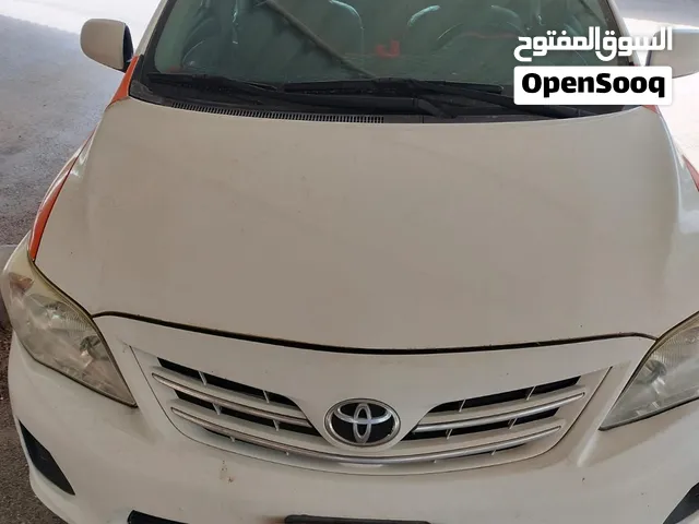تويوتا كورولا 2011 لون أبيض / برتقالي بمواصفات خليجية فحص كامل حالة ممتازة تكسي البيع بدون الرقم