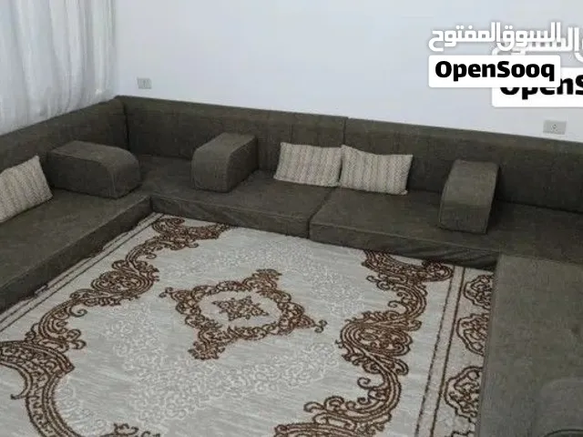 مجلس عربي مكون من اربع فرشات مع اربع مساند وخمس ركايات وست مخدات مع سجادة فقط 200 دينار