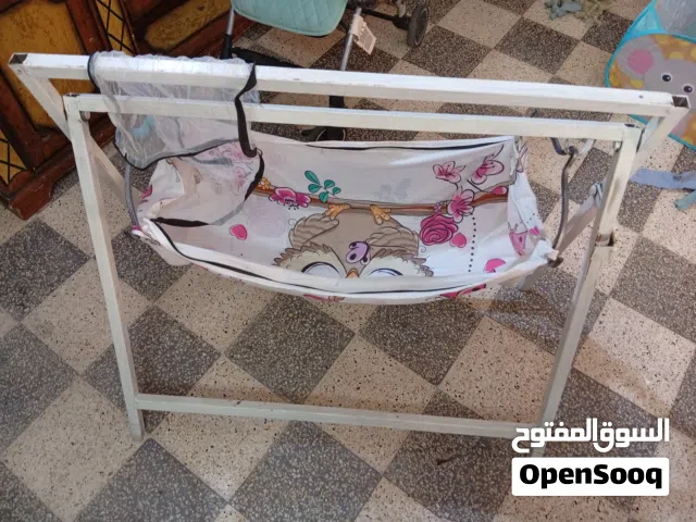 مهدٌ قماشيٌّ متوفر. استُخدم لمدة شهر واحد فقط. حالته ممتازة، ويكاد يكون جديدًا.