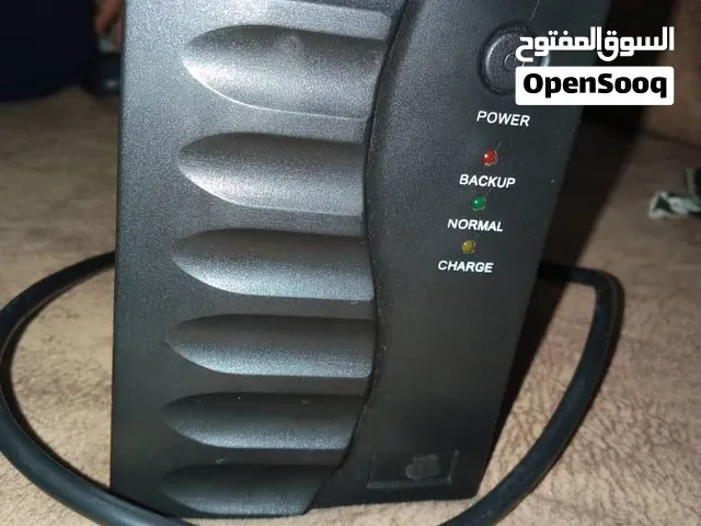 الجهاز اللي في الصورة هذا اسمه *UPS - مزود الطاقة اللا منقطع* بالليبي نقولوله جهاز الانفرتر الصغير