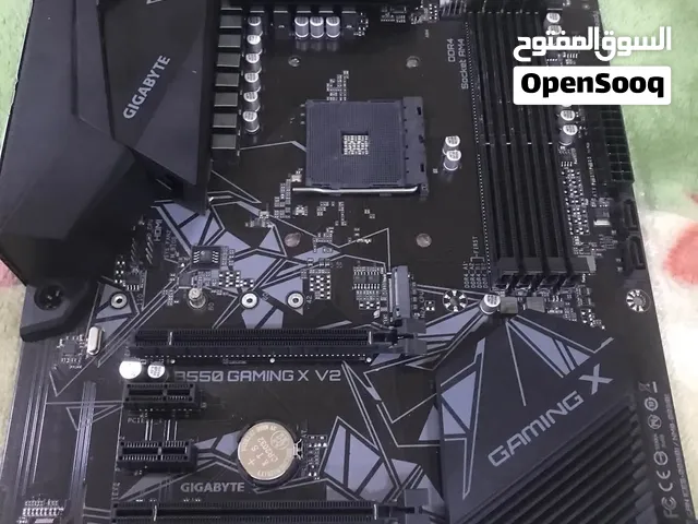 هذه اللوحة الأم (المذربورد) الظاهرة في الصورة هي GIGABYTE B550 GAMING X V2 (الإصدار REV: 1.3