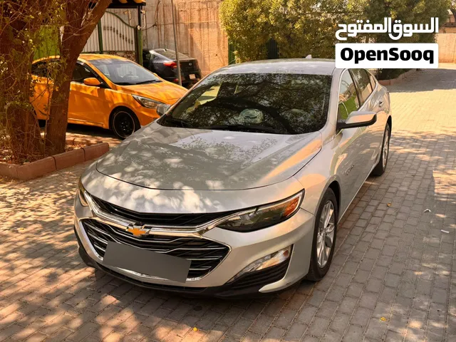 السلام عليكم ورحمة الله للبيع سيارة: شوفرليت ماليبو (LT) لون سلفر •الضرر: بارد فقط بنيد وجاملغ ام