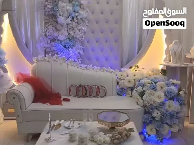 كوشة أعراس كاملة مع إضاءة وشازلون بحالة شبه جديدة