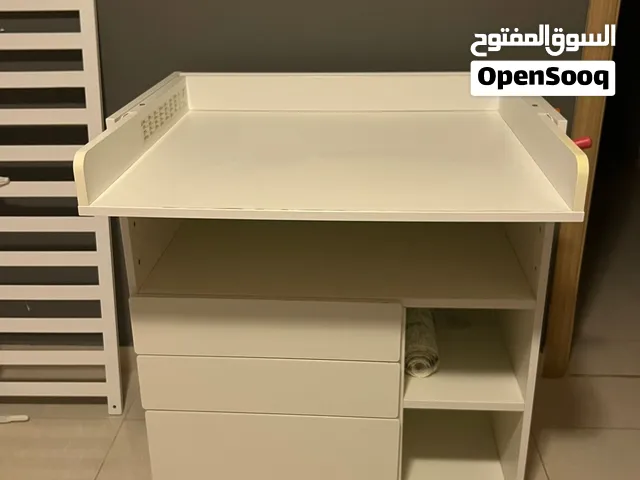 طاولة تبديل وإدراج للملابس للأطفال