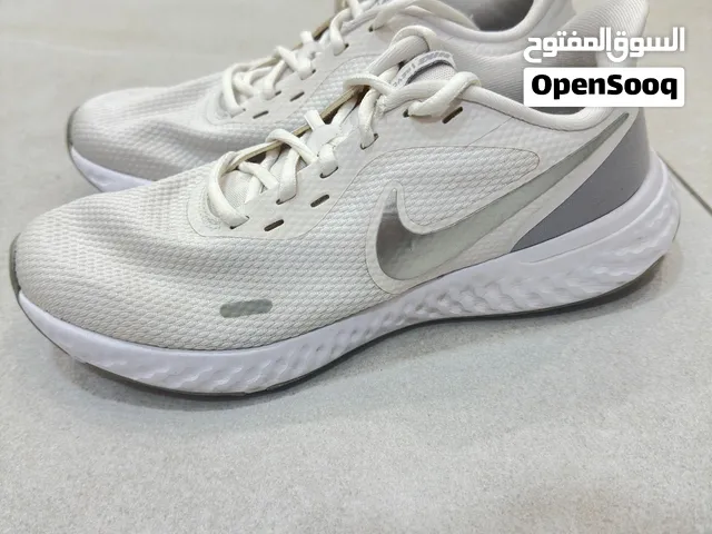 حذاء نايكي ريفولوشن 5 الرياضي الأصلي – بحالة ممتازة جدا! (السعر قابل للتفاوض)